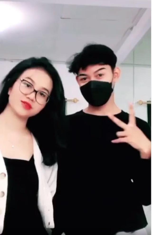 2. Meski akui masih menjadi teman dekat, keduanya sudah begitu akrab dan tak malu-malu lagi.