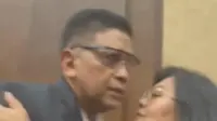 Momen Hasto Cium dan Peluk Istri Jelang Sidang Vonis, Terdengar Suara Lirih Menyapa