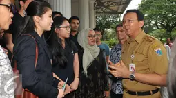 Gubernur DKI Jakarta Basuki T Purnama berbincang dengan para murid JIS di Balaikota, Jakarta, Senin (21/3). JIS akan akan membuat perubahan positif khususnya di bidang pendidikan dan pemberdayaan masyarakat. (Liputan6.com/Gempur M Surya)