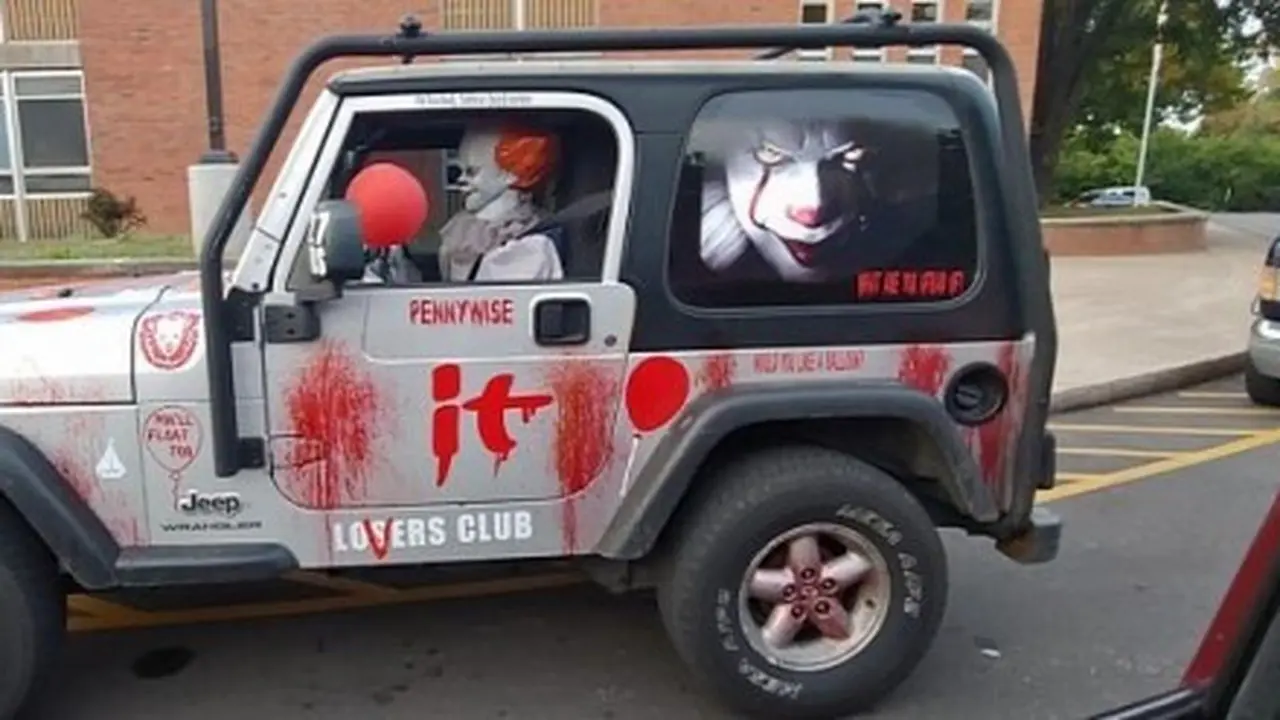 Jeep Wrangler bernuansa Pennywise