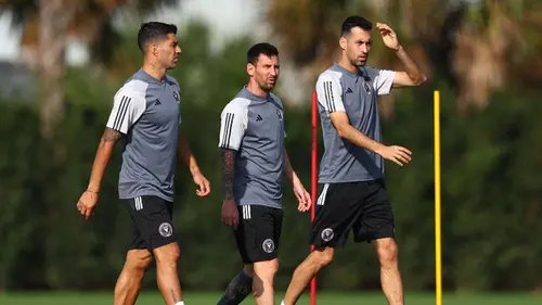 Foto: Potret Reuni Manis Luis Suarez dan Lionel Messi di Latihan Pramusim Inter Miami, The Herons Jadi Rasa Barcelona - Dunia Bola.com