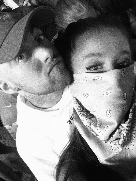 "Mac Miller kecelakaan usai Ariana memutuskannya demi pria lain. Sementara Mac pun mengis albumnya dengan kisahnya tentang Ariana. Kisah menyedihkan di Hollywood," tulis Netizen. (instagram/arianagrande)