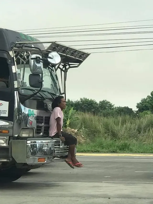 Bikin Ngeri, Ini 5 Potret Orang Absurd Saat Numpang di Depan Kendaraan