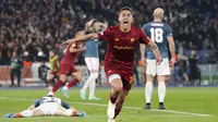 Pemain AS Roma, Paulo Dybala, melakukan selebrasi setelah mencetak gol ke gawang Feyenoord pada laga leg kedua perempat final Liga Europa di Stadion Olimpico, Jumat (21/4/2023). (AP Photo/Alessandra Tarantino)