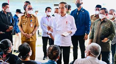 Presiden Jokowi membagikan BLT BBM di Lapangan Upacara Sasadulamo, Kabupaten Halmahera Barat, Provinsi Maluku Utara, pada Rabu (28/09/2022)