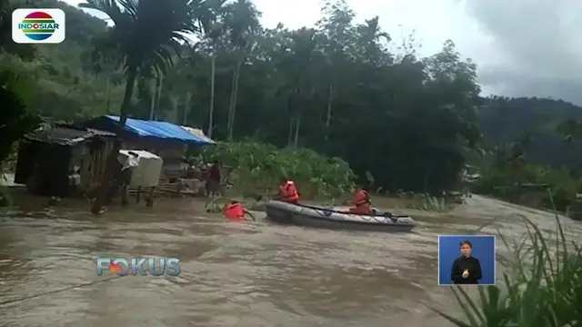 Banjir yang melanda sebagian wilayah Sumatera Barat membuat ratusan warga terpaksa mengungsi. Bahkan, Tim SAR harus menyisir permukiman untuk mengevakuasi warga.