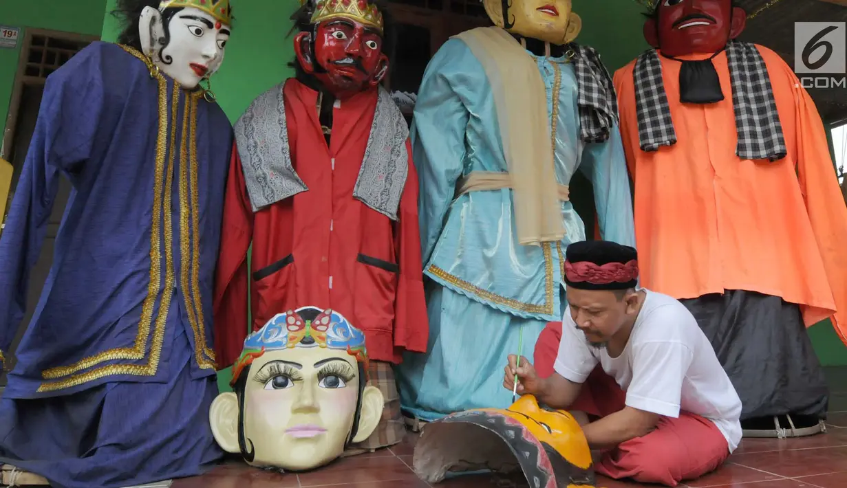 Perajin menyelesaikan pembuatan ondel-ondel Betawi ukuran besar di Serpong, Tangerang Selatan, Banten, Rabu (10/10). Selain Jabodetabek, permintaan kerajinan ondel-ondel juga datang dari Australia. (Merdeka.com/Arie Basuki)