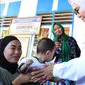 Wakil Bupati Bone Bolango saat mengecek anak stunting di Desa Talulobutu (Arfandi Ibrahim/Liputan6.com)