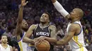Pemain Sacramento Kings, Rudy Gay (tengah) mencoba melakukan tembakan saat dihadang pemain Golden State Warriors 'pada laga NBA di Golden 1 Center, Sacramento, (8/1/2017). Warriors menang 117-106. (AP/Rich Pedroncelli)