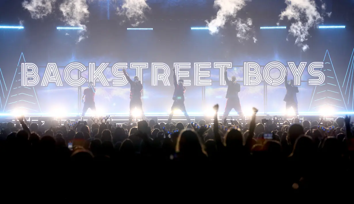 Personil Backstreet Boys Brian Littrell, Nick Carter, AJ McLean, Kevin Richardson, dan Howie Dorough saat tampil di atas panggung selama Jingle Ball 2022 iHeartRadio KISS108 di TD Garden di Boston, Massachusetts (11/12/2022).  (Adam Glanzman/ Getty Images untuk iHeartRadio/AFP)