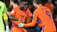 Penyerang timnas Belanda, Quincy Promes (kiri) melakukan selebrasi bersama Vincent Janssen, usai mencetak gol ke gawang Belarusia, pada laga lanjutan Grup A Kualifikasi Piala Dunia 2018 zona Eropa, di Stadion Feijenoord, Sabtu (8/10/2016) dini hari WIB. B