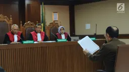 Mantan pengacara Setya Novanto, Fredrich Yunadi saat sidang putusan sela di Pengadilan Tipikor, Jakarta, Senin (5/3). Majelis hakim memutuskan melanjutkan sidang dugaan merintangi penyidikan dugaan korupsi e-KTP. (Liputan6.com/Helmi Fithriansyah)