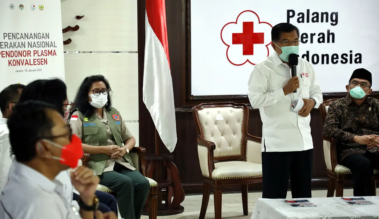 Ketua Umum PMI Jusuf Kalla (kedua kanan) menyampaikan sambutan saat Pencanangan Gerakan Nasional Pendonor Plasma Konvalesen di Markas PMI, Jakarta, Senin (18/1/2021).  Plasma konvalesen merupakan salah satu terapi penyembuhan COVID-19. (StaffJK/Ade Danhur)