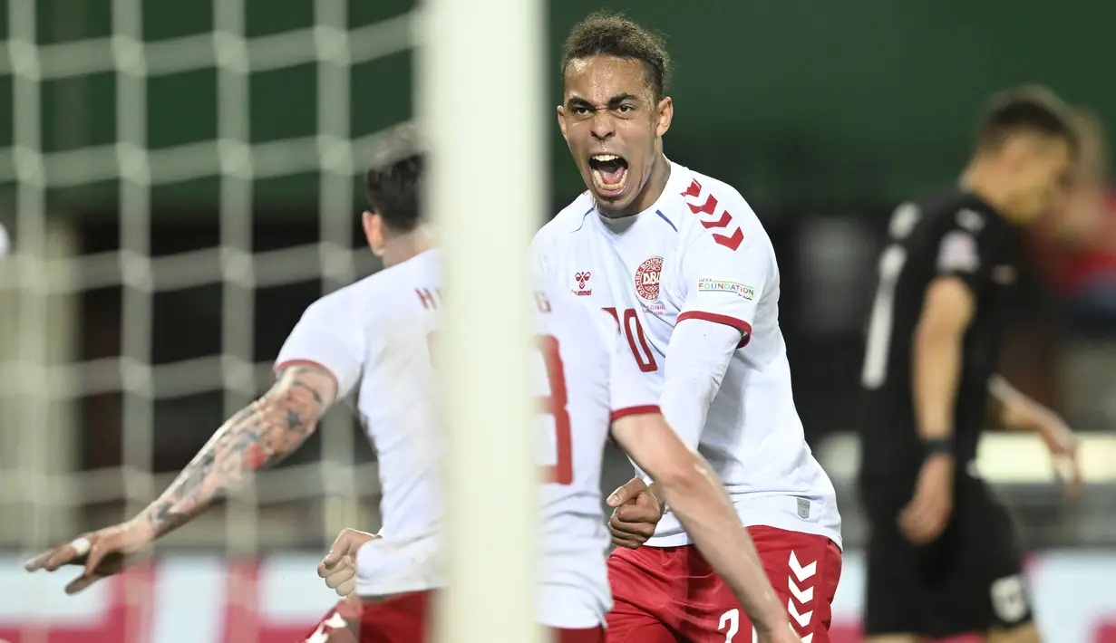 Pemain Denmark Yussuf Poulsen (tengah) merayakan gol yang dicetak Pierre-Emile Hojbjerg setelah ke gawang Austria pada pertandingan UEFA Nations League di Stadion Ernst Happel di Wina, Austria, Selasa (7/6/2022). Denmark menang tipis atas Austria 2-1. (AP Photo/Andreas Schaad)