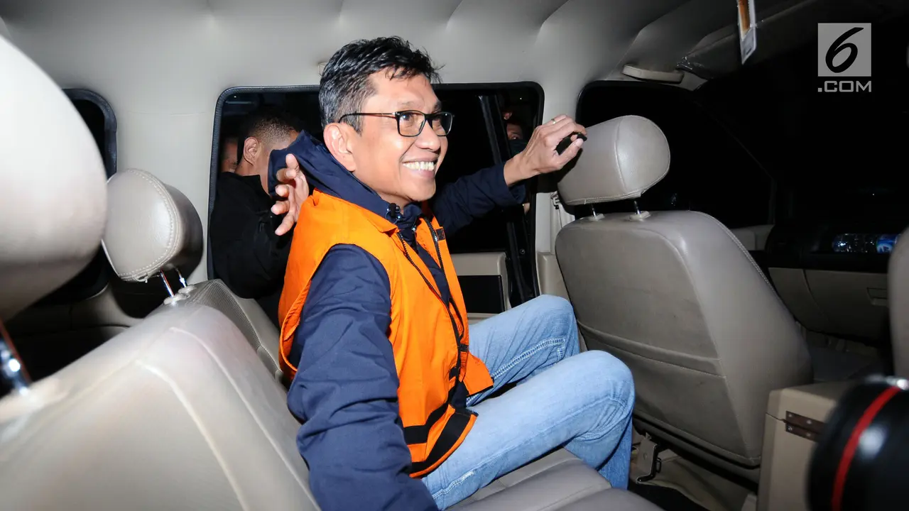 PHOTO: Kenakan Rompi Oranye, Tiga Tersangka OTT Kota Batu Malang Ditahan KPK