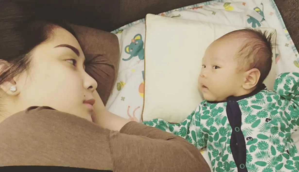 Momen manis Nagita Slavina tdur bersama si kecil Rafathar Malik Ahmad. (via instagram/@raffinagita1717)