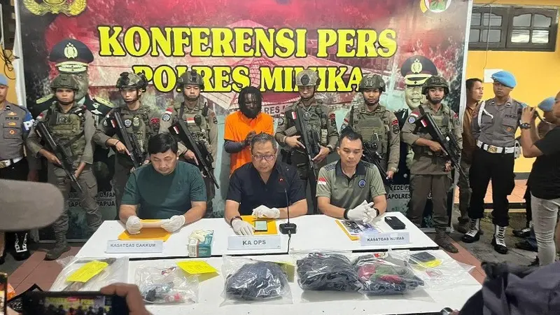 Satgas Operasi Damai Cartenz menangkap Anan Nawipa, seorang terduga  pelaku pembunuhan Almarhum Danramil 1703-4/Aradide Lettu (Anm) Oktovianus Sogalrey pada Sabtu 11 Mei 2024. (Foto: Humas Polri)