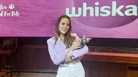 Raisa menjadi brand ambassador Whiskas.