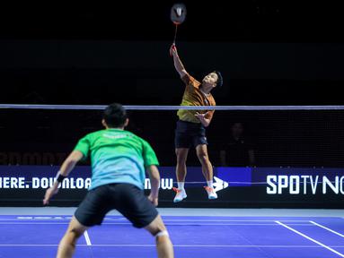 Pebulu tangkis tunggal putra Indonesia, Anthony Ginting dari tim Hurricanes melakukan pukulan smash ke arah Jonatan Christie dari tim Blitzers dalam laga Badminton XL 2025 di Istora Senayan, Jakarta, Sabtu (04/10/2025). (Bola.com/Bagaskara Lazuardi)
