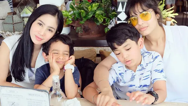 Beda Ibu, Ini 6 Potret Kompak Anak Bunga Zainal dan Kakak Sambungnya