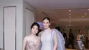 Luna Maya tampil glamor dalam balutan halter neck dress berkilau warna silver. Jubah organza warna senada semakin membuat penampilannya kian dramatis. [Foto: Fimela/Daniel Kampua].