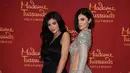 Kylie Jenner berpose dengan patung lilin dirinya di Madame Tussauds Hollywood di Los Angeles, California (18/7). Sebelumnya, Kim Kardashian dan Kendall Jenner sudah memiliki patung lilin di Madame Tussauds. (AFP Photo/Vivien Killilea)