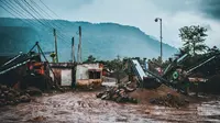 BMKG sebut tanah longsong dan banjir bandang menjadi bencana lanjutan yang patut diwaspadai oleh warga Cianjur. (unsplash.com/Sadiq Nafee)