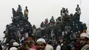 Umat Muslim Bangladesh tiba dengan menaiki kereta yang penuh sesak setelah ikut dalam Akheri Munajat atau doa terakhir di Biswa Ijtema atau World Muslim Congregation, di Tongi, sekitar 30 km sebelah utara Dhaka, 10 Januari 2016. (AFP PHOTO/Munir uz ZAMAN)