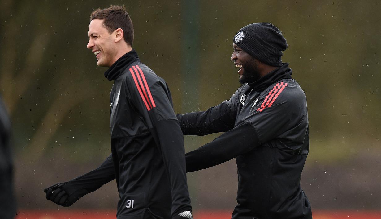 Pemain Manchester United, Nemanja Matic dan Romelu Lukaku, tertawa saat latihan jelang laga Liga Champions di Manchester, Senin (12/3/2018). Manchester United akan berhadapan dengan Sevilla. (AFP/Oli Scarff)