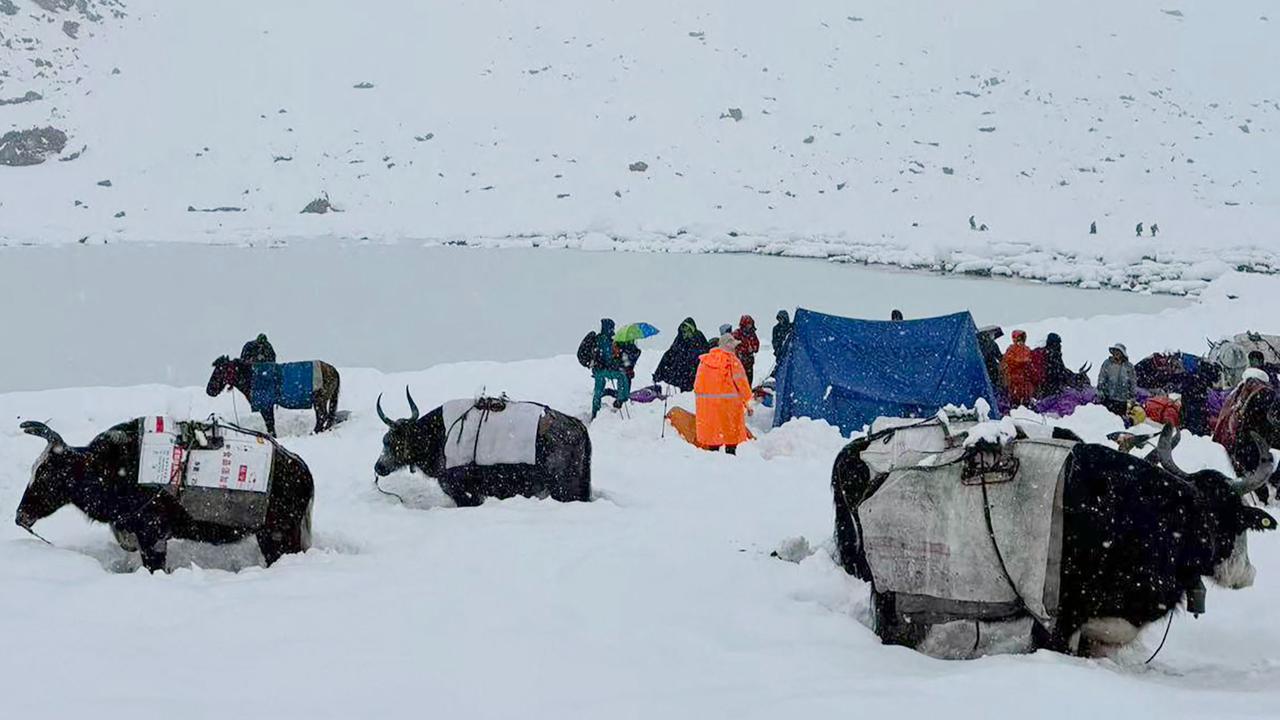 FOTO: Terjebak Badai Salju di Tibet, Pendaki Tewas dan Ratusan Diselamatkan dari Lembah Karma