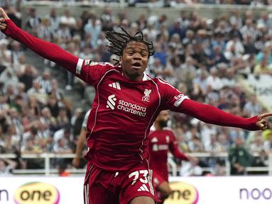 Rio Ngumoha berhasil mencetak sejarah dalam laga debutnya bersama Liverpool di Liga Inggris saat bertamu ke markas Newcastle di St James' Park, Senin (25/08/2025) waktu setempat. (AP Photo/PA/Owen Humphreys)