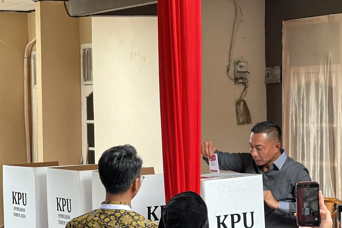 Calon gubernur Jakarta nomor urut 02, Dharma Pongrekun mencoblos Pilkada 2024 di TPS 31 Lebak Bulus, Jakarta Selatan, Rabu (27/11/2024)