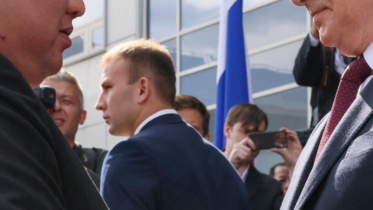 Setiba di sana, Presiden Putin langsung menyambut kedatangan Kim Jong-un dengan jabat tangan erat dan penuh dengan keakraban.
