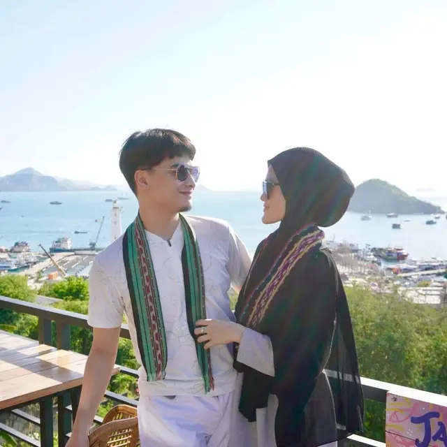 6 Potret Honeymoon Alvin Faiz dan Henny Rahman di Labuan Bajo, Makin Romantis