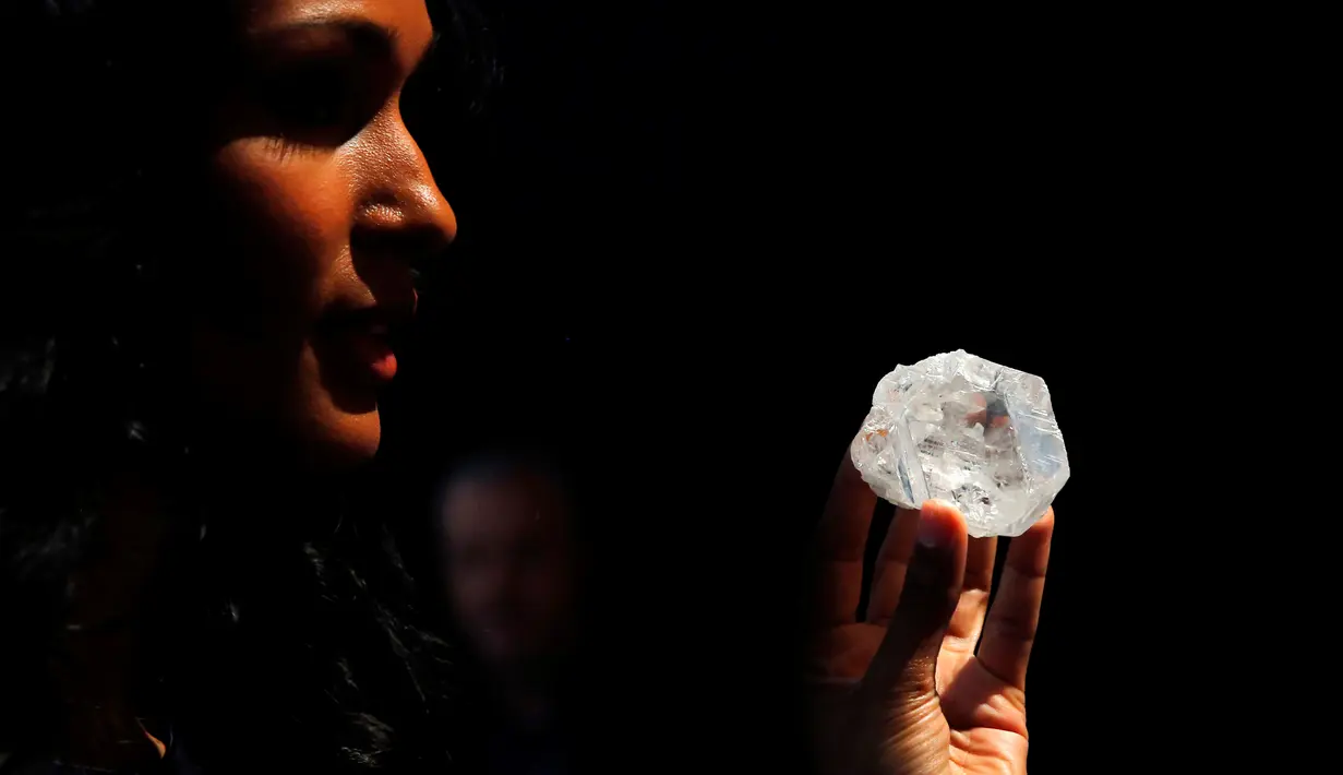 Rencananya berlian "Lesedi La Rona" akan dilepas dengan harga fantastis yakni GBP 50 juta atau sekitar Rp 970 miliar Sotheby di Manhattan, New York (4/5). (Reuters/Lucas Jackson)