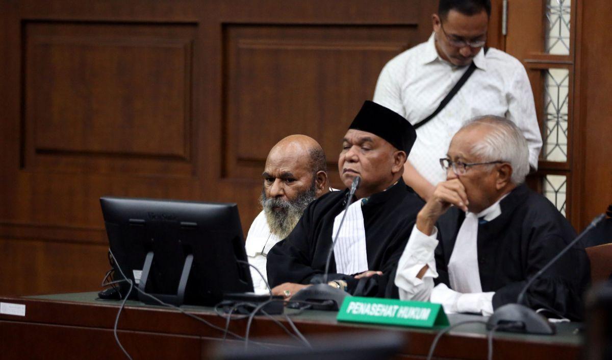 Lukas Enembe berkali-kali menyangkal pertanyaan jaksa tersebut dan bungkam. <br>