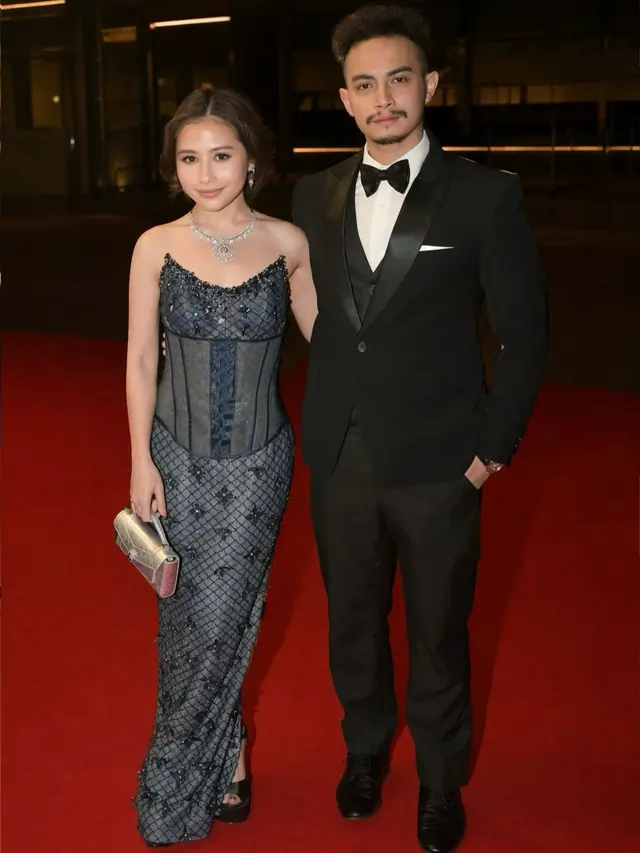 Bak Mermaid Modern di Cannes, Prilly Latuconsina Tampil Memesona dengan Corset Dress Biru Bersama Omara Esteghlal