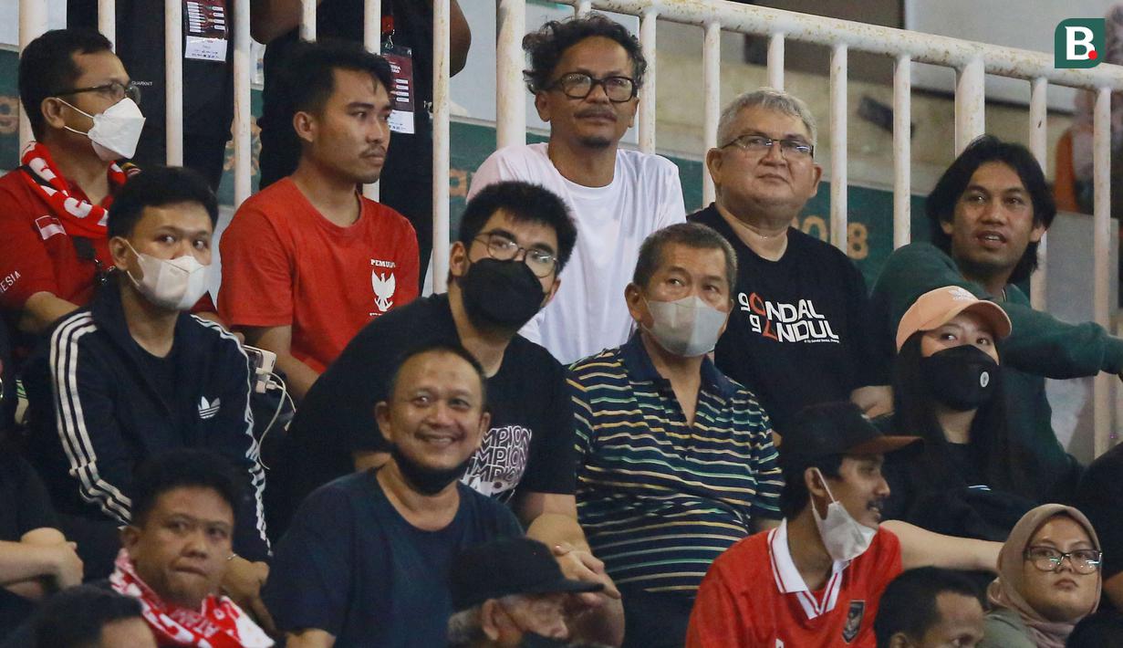 Mantan Ketua The Jakmania, Tauhid Indrasjafrief atau yang biasa dipanggil Bung Ferry, duduk bareng bersama Eks Ketua Viking Persib Club (VPC), Herru Joko untuk menonton laga Timnas Indonesia kontra Curacao. (Bola.com/M Iqbal Ichsan)