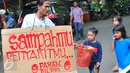 Sejumlah warga dan anak - anak melakukan aksi bersih - bersih sampah di kawasan Pasar Festival Kuningan, Jakarta, (21/2).  Kegiatan ini dalam memperingati Hari Peduli Sampah Nasional 2016. (Liputan6.com/Faisal R Syam)