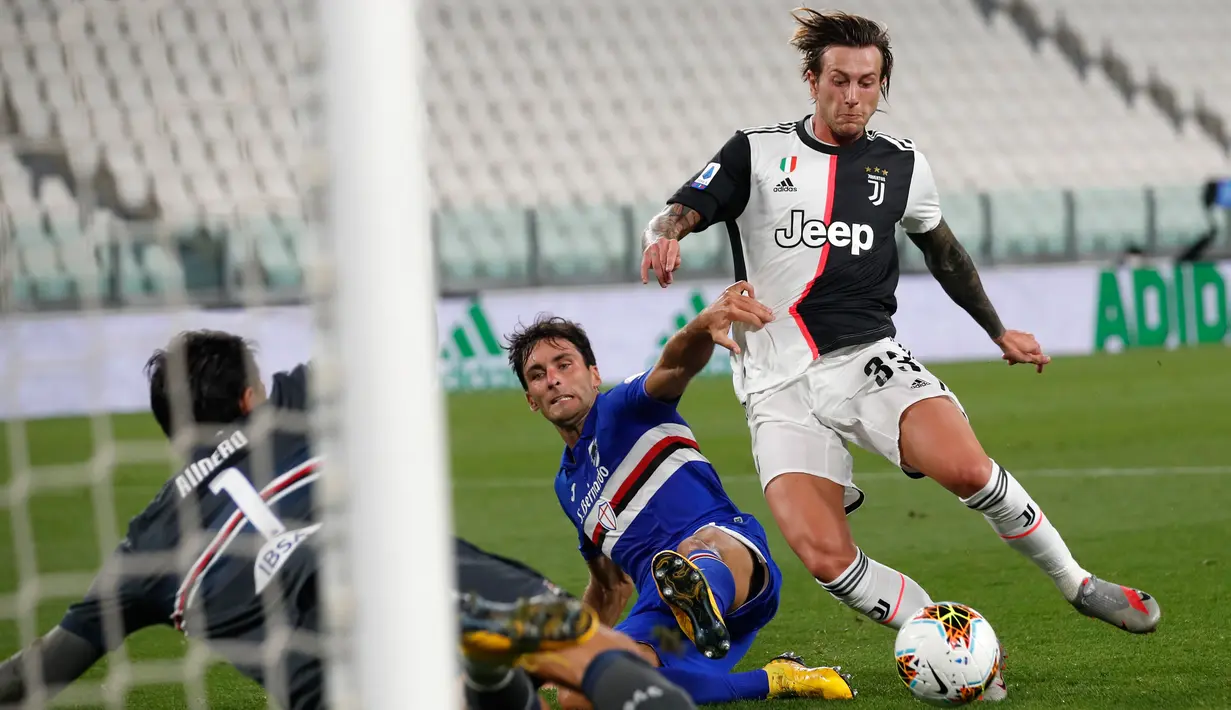 Penyerang Juventus, Federico Bernardeschi mencetak gol kedua untuk timnya ke gawang Sampdoria dalam laga pekan ke-36 Liga Italia Serie A di Stadion Allianz, Minggu (26/7/2020). Juventus memgunci gelar juara Liga Italia tahun 2020 setelah mengalahkan Sampdoria 2-0. (AP Photo/Antonio Calanni)