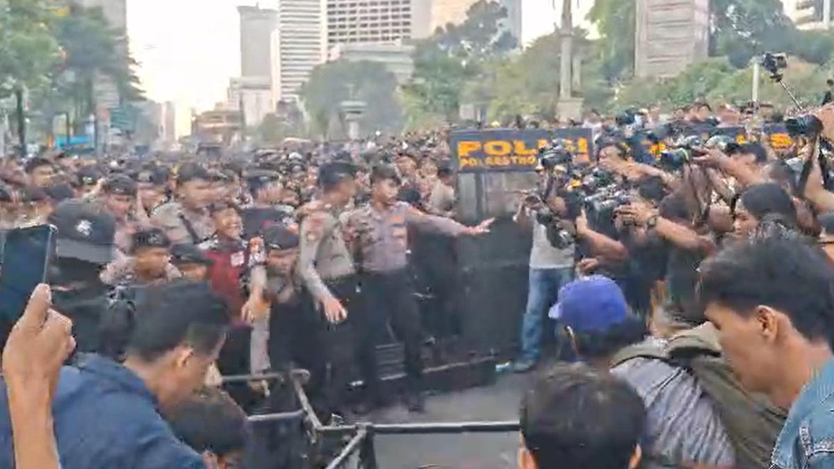 Dihalangi ke Bundaran HI, Pendemo Rebut Pagar TNI dan Polisi