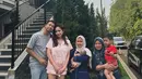 Meski belum mempunyai baby sitter tetap, Raffi Ahmad dan Nagita Slavina merawat Lily secara bergiliran. Lily juga diasuh Sus Ayu, perawat sementara yang masih berkerabat dengan Sus Rini. (Liputan6.com/IG/@raffinagita1717)