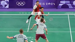 Pebulu tangkis ganda putra Indonesia, Fajar Alfian/Rian Ardianto berfoto berusaha mengembalikan kok ke arah pasangan Jerman, Mark Lamsfuss/Marvin Seidel pada Grup C cabang olahraga bulu tangkis Olimpiade Paris 2024 di Porte de la Chapelle Arena, Paris, Pancis, Sabtu (27/07/2024). (Dok. NOC Indonesia/Naif Muhammad Al’as)