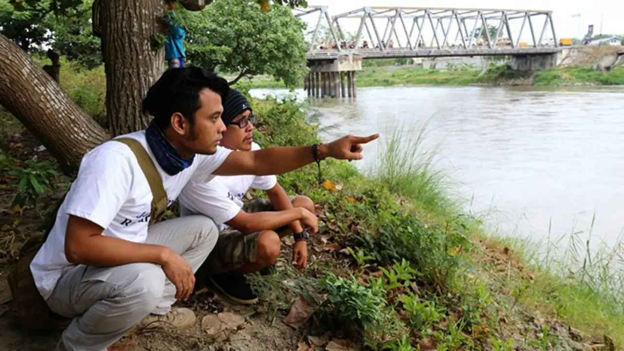 Buaya berkalung ban