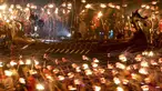 Anggota Jarl Squad mengenakan kostum Viking membawa obor mengitari kapal selama festival Up Helly Aa Viking di Lerwick, Kepulauan Shetland, Skotlandia (31/1). Perayaan ini digelar setiap tahunnya di Skotlandia. (Jane Barlow/PA via AP)