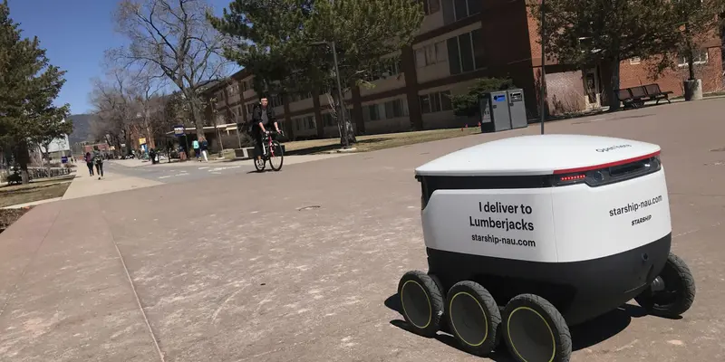 Wow, Ada Robot Pengantar Makanan Lalu Lalang di Kampus Ini