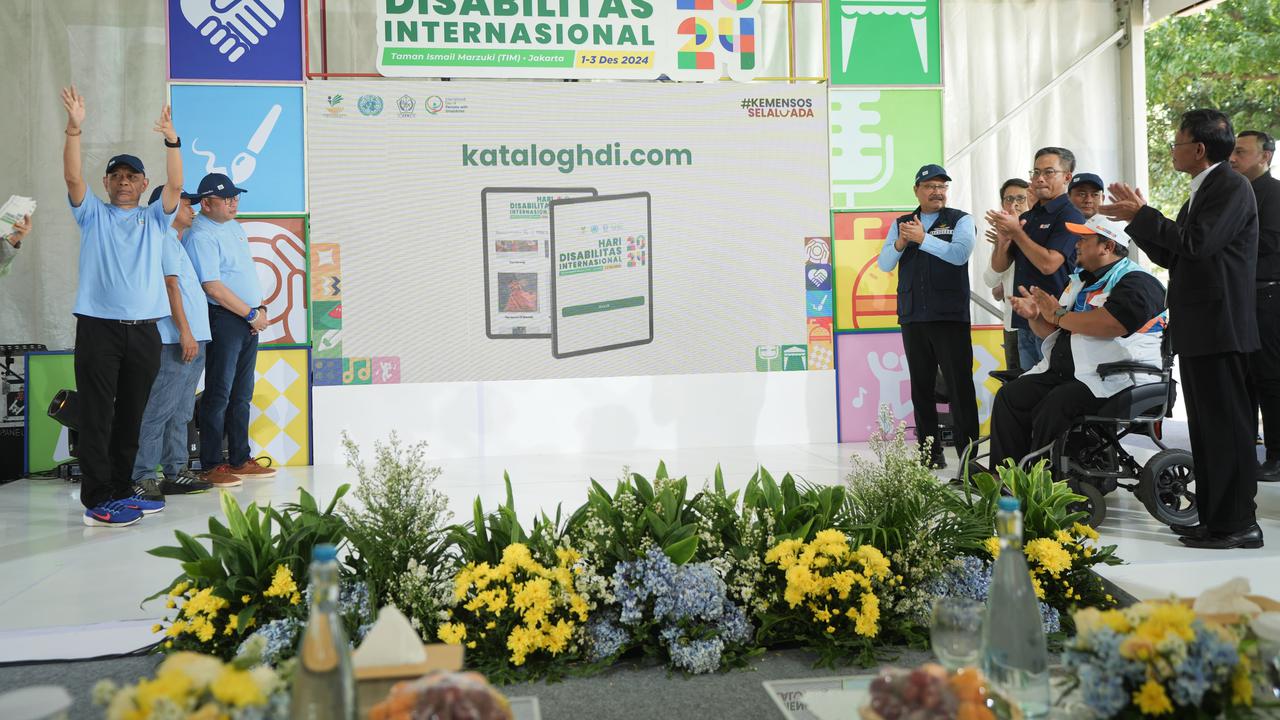 Jelang Hari Disabilitas Internasional 2024, Kemensos Luncurkan E-Katalog untuk Dukung Seniman Lukis Disabilitas