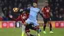 Aksi pemain Manchester City, Sergio Aguero saat berebut bola dengan pemain AFC Bournemouth, Adam Smith pada lanjutan Premier League di Vitality Stadium, Bournemouth, (13/2/2017). Manchester City menang 2-0. (Andrew Matthews/PA via AP)