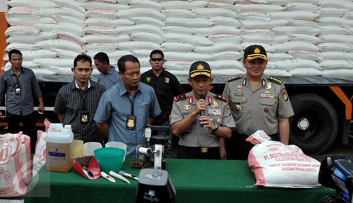 Polda Metro Jaya menggelar konferensi pers terkait penggelapan gula, Jakarta, Rabu (24/6/2015). Polda Metro Jaya berhasil mengamankan 60 ton gula pasir dan tiga orang tersangka di kawasan Tangerang. (Liputan6.com/Johan Tallo)