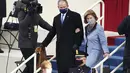 Mantan Presiden ke-43 AS, George W. Bush dan mantan ibu negara Laura Bush tiba menghadiri upacara pelantikan Presiden terpilih Joe Biden di Crypt of US Capitol di Washington, Rabu (20/2/2021). (Erin Schaff/The New York Times via AP, Pool)